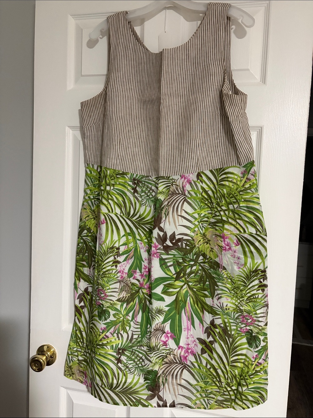 Sleeveless Tropical Print A-Line Dress in Green